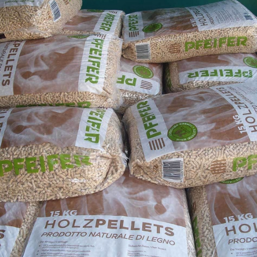 Dřevěné pelety PFEIFER A1 6 mm 15 kg / Paleta 1050 kg ( 70 ks x 15 kg )